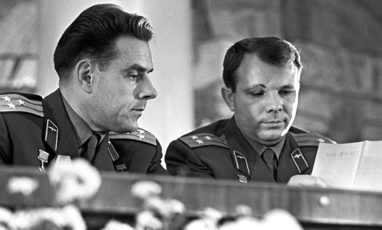версии смерти юрия гагарина и владимира комарова